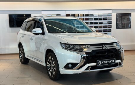 Mitsubishi Outlander III рестайлинг 3, 2022 год, 4 250 000 рублей, 3 фотография