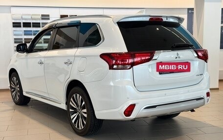 Mitsubishi Outlander III рестайлинг 3, 2022 год, 4 250 000 рублей, 8 фотография