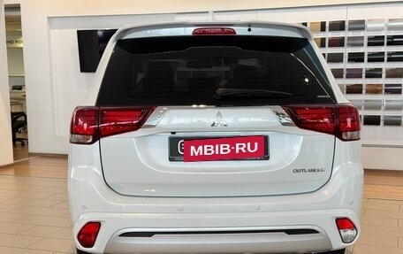 Mitsubishi Outlander III рестайлинг 3, 2022 год, 4 250 000 рублей, 10 фотография