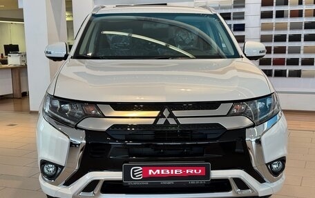 Mitsubishi Outlander III рестайлинг 3, 2022 год, 4 250 000 рублей, 4 фотография