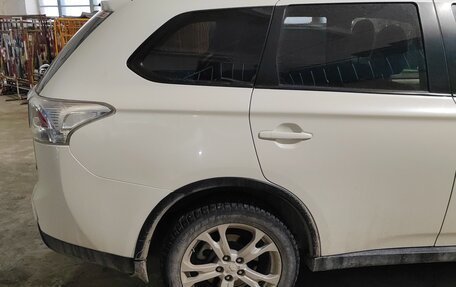 Mitsubishi Outlander III рестайлинг 3, 2014 год, 1 625 000 рублей, 2 фотография