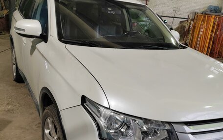 Mitsubishi Outlander III рестайлинг 3, 2014 год, 1 625 000 рублей, 3 фотография