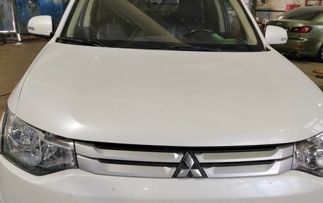 Mitsubishi Outlander III рестайлинг 3, 2014 год, 1 625 000 рублей, 4 фотография