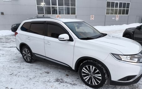 Mitsubishi Outlander III рестайлинг 3, 2019 год, 2 800 000 рублей, 3 фотография