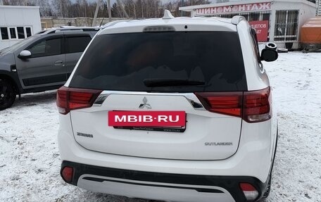 Mitsubishi Outlander III рестайлинг 3, 2019 год, 2 800 000 рублей, 4 фотография