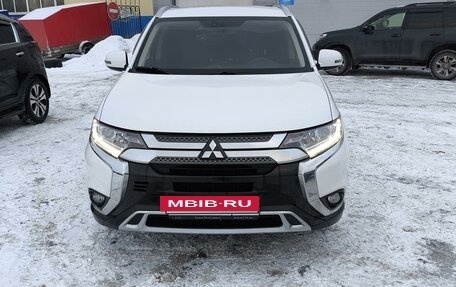 Mitsubishi Outlander III рестайлинг 3, 2019 год, 2 800 000 рублей, 2 фотография