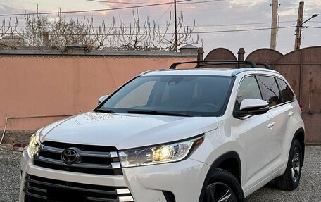 Toyota Highlander III, 2021 год, 3 540 000 рублей, 1 фотография