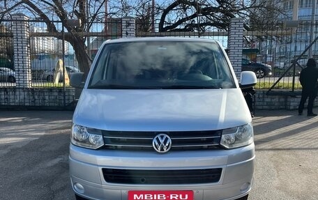 Volkswagen Caravelle T5, 2015 год, 2 450 000 рублей, 2 фотография