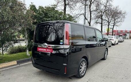 Toyota Noah III, 2019 год, 2 700 000 рублей, 3 фотография