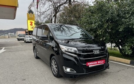 Toyota Noah III, 2019 год, 2 700 000 рублей, 2 фотография