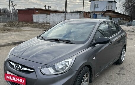 Hyundai Solaris II рестайлинг, 2011 год, 900 000 рублей, 3 фотография