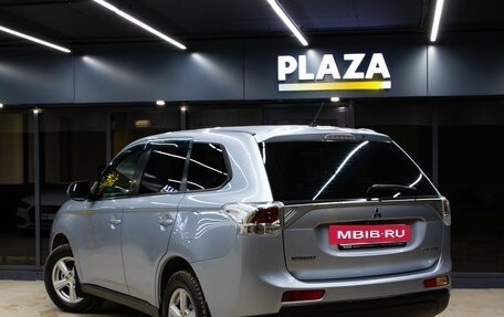 Mitsubishi Outlander III рестайлинг 3, 2013 год, 1 249 000 рублей, 3 фотография