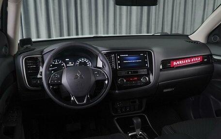 Mitsubishi Outlander III рестайлинг 3, 2019 год, 2 600 000 рублей, 6 фотография