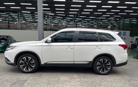 Mitsubishi Outlander III рестайлинг 3, 2020 год, 2 050 000 рублей, 7 фотография