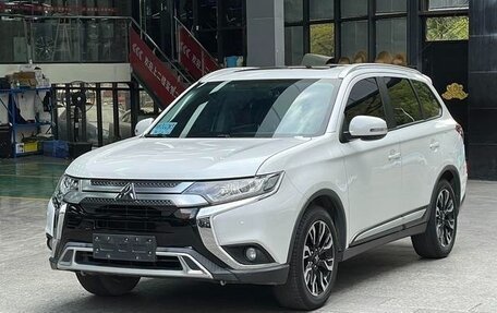 Mitsubishi Outlander III рестайлинг 3, 2020 год, 2 050 000 рублей, 3 фотография