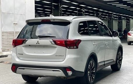 Mitsubishi Outlander III рестайлинг 3, 2020 год, 2 050 000 рублей, 6 фотография