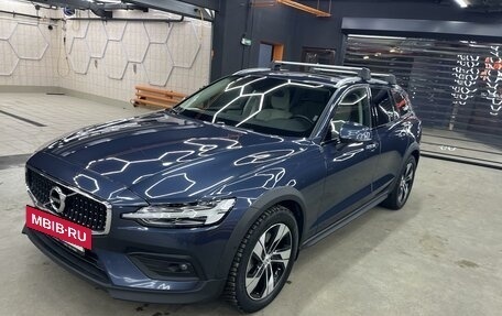 Volvo V60 Cross Country II, 2020 год, 3 950 000 рублей, 2 фотография