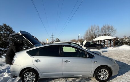 Toyota Prius, 2011 год, 770 000 рублей, 2 фотография