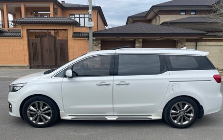 KIA Carnival III, 2018 год, 3 000 000 рублей, 2 фотография