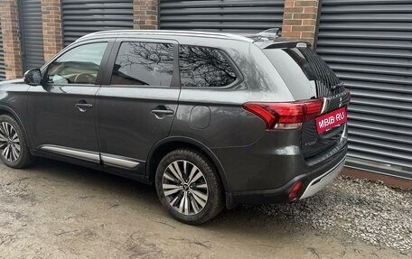 Mitsubishi Outlander III рестайлинг 3, 2019 год, 2 450 000 рублей, 2 фотография