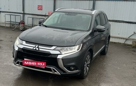 Mitsubishi Outlander III рестайлинг 3, 2019 год, 2 450 000 рублей, 15 фотография