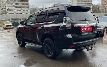 Toyota Land Cruiser Prado 150 рестайлинг 2, 2017 год, 4 300 000 рублей, 6 фотография