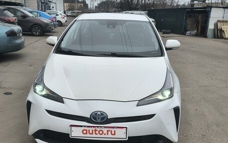 Toyota Prius IV XW50, 2019 год, 2 700 000 рублей, 1 фотография