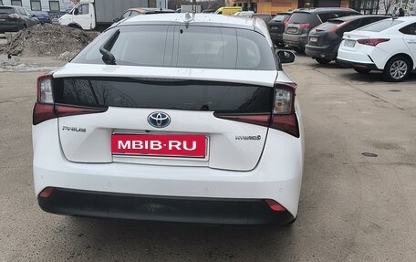 Toyota Prius IV XW50, 2019 год, 2 700 000 рублей, 2 фотография