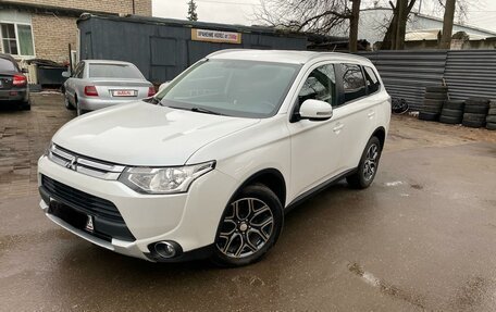 Mitsubishi Outlander III рестайлинг 3, 2014 год, 1 450 000 рублей, 2 фотография