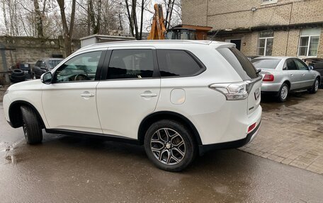 Mitsubishi Outlander III рестайлинг 3, 2014 год, 1 450 000 рублей, 6 фотография