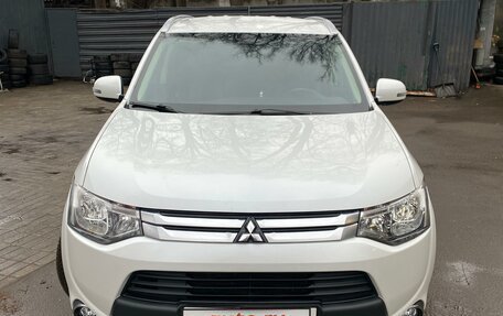 Mitsubishi Outlander III рестайлинг 3, 2014 год, 1 450 000 рублей, 3 фотография