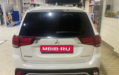 Mitsubishi Outlander III рестайлинг 3, 2018 год, 1 813 000 рублей, 3 фотография