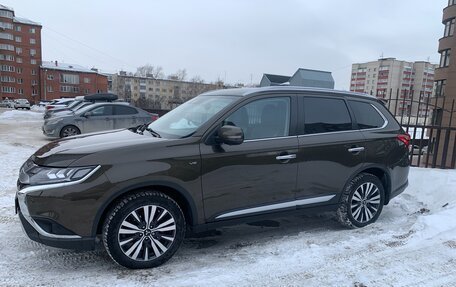 Mitsubishi Outlander III рестайлинг 3, 2019 год, 3 150 000 рублей, 2 фотография