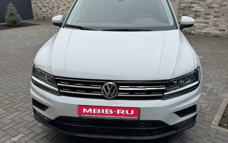 Volkswagen Tiguan II, 2020 год, 2 850 000 рублей, 2 фотография