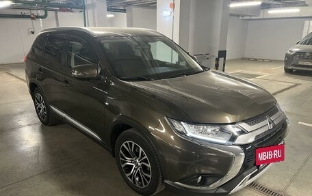 Mitsubishi Outlander III рестайлинг 3, 2019 год, 2 670 000 рублей, 12 фотография