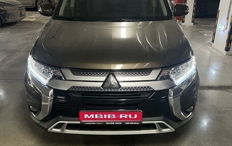 Mitsubishi Outlander III рестайлинг 3, 2019 год, 2 670 000 рублей, 13 фотография