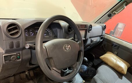 Toyota Land Cruiser 70, 2011 год, 2 500 000 рублей, 19 фотография