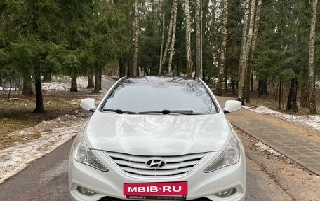 Hyundai Sonata VI, 2011 год, 830 000 рублей, 2 фотография