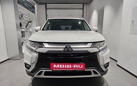 Mitsubishi Outlander III рестайлинг 3, 2018 год, 2 149 000 рублей, 2 фотография