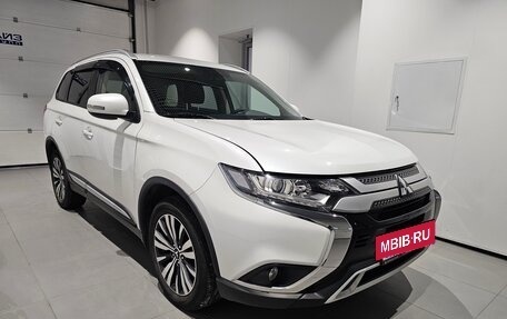 Mitsubishi Outlander III рестайлинг 3, 2018 год, 2 149 000 рублей, 3 фотография