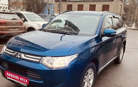 Mitsubishi Outlander III рестайлинг 3, 2013 год, 1 860 000 рублей, 2 фотография