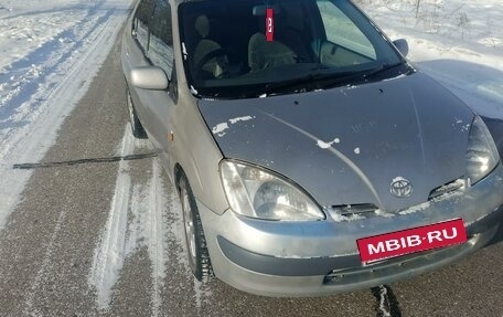 Toyota Prius IV XW50, 1999 год, 230 000 рублей, 2 фотография