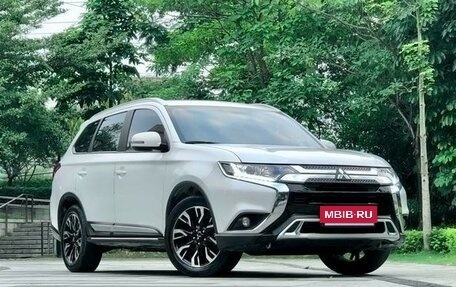 Mitsubishi Outlander III рестайлинг 3, 2021 год, 2 461 000 рублей, 3 фотография