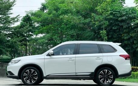 Mitsubishi Outlander III рестайлинг 3, 2021 год, 2 461 000 рублей, 7 фотография