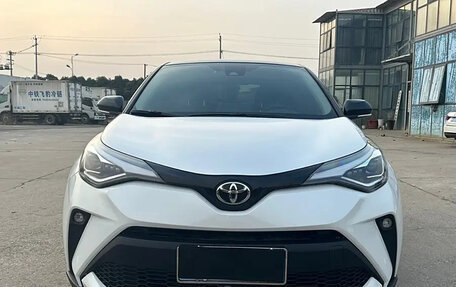 Toyota C-HR I рестайлинг, 2021 год, 2 300 000 рублей, 2 фотография