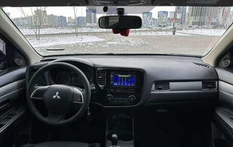 Mitsubishi Outlander III рестайлинг 3, 2014 год, 1 385 000 рублей, 2 фотография