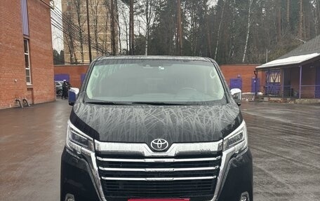 Toyota Granvia, 2022 год, 9 000 000 рублей, 1 фотография