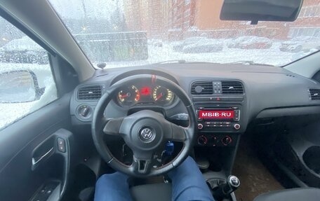 Volkswagen Polo VI (EU Market), 2011 год, 640 000 рублей, 2 фотография