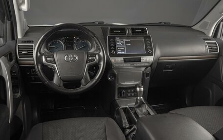 Toyota Land Cruiser Prado 150 рестайлинг 2, 2021 год, 7 599 000 рублей, 6 фотография