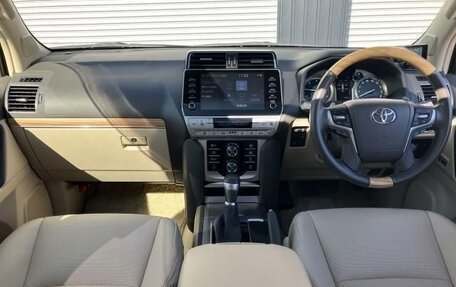 Toyota Land Cruiser Prado 150 рестайлинг 2, 2022 год, 4 900 000 рублей, 15 фотография